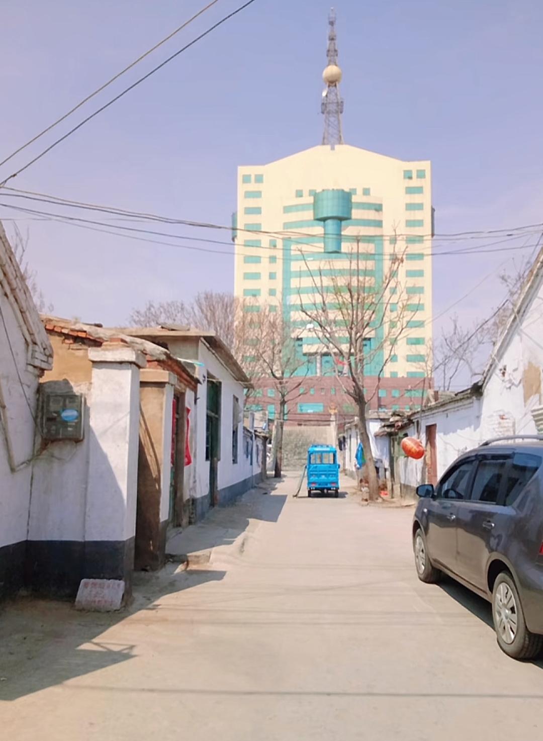 老街新景，传统与现代的碰撞山东鲁西南兖州区一条老街，当年是标志性建筑。大家还记得