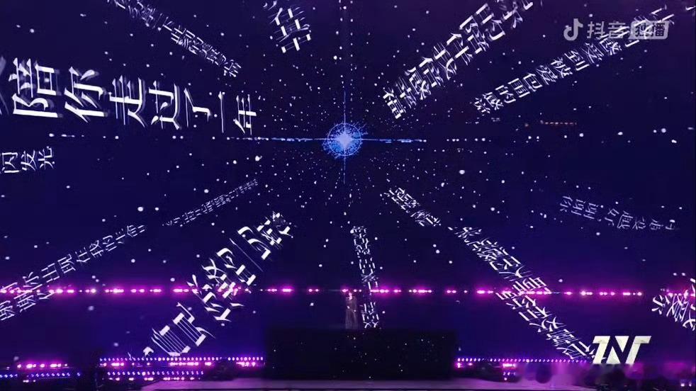 贺峻霖和粉丝双向奔赴的爱、贺峻霖给粉丝们鞠躬一唱一和，一呼一应，贺峻霖与粉丝双向