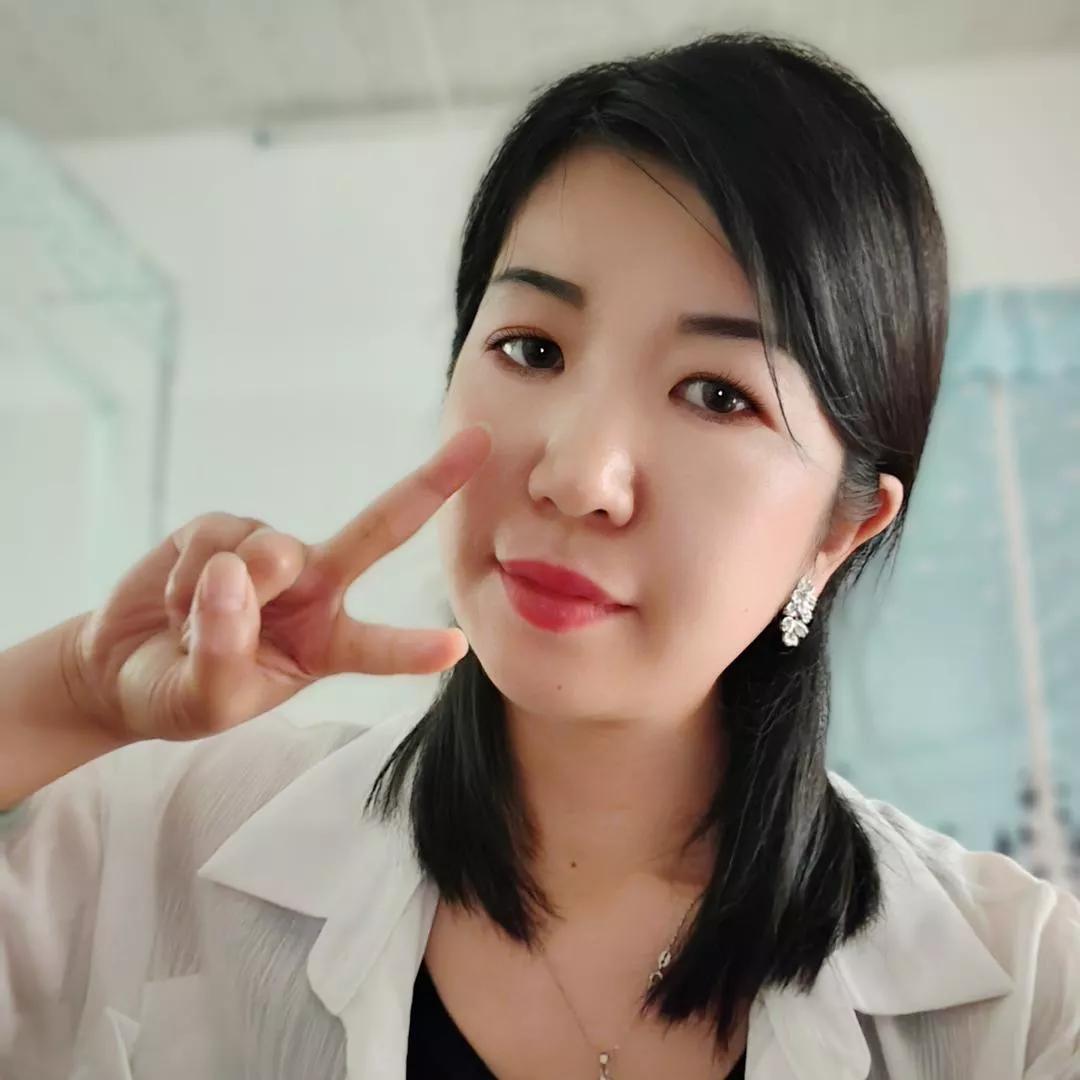 元气满满，比个胜利✌️手势，元气满满的一天！