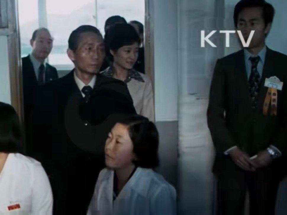 “三位大统领的同框时刻” “各种意义上，甚至门框” 估计是76年全任警护室作战次