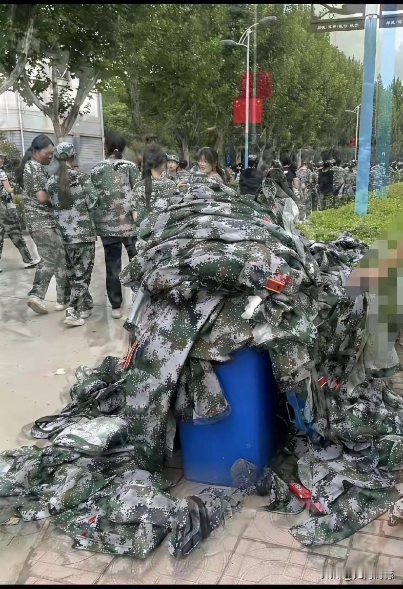 学生开学军训之后，这些军训时穿的服装为什么就这样扔掉了，看着真是太让人心疼了？现