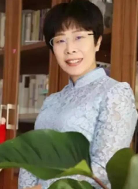 北大才女蒙曼50岁至今未婚，朱迅问她：“你最想嫁给谁？”谁承想，她脱口而出说的一