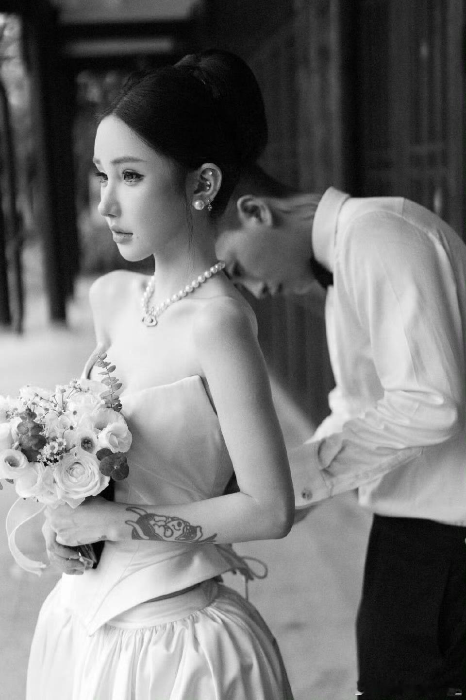 薛小婉晒婚纱照薛小婉晒结婚证 薛小婉晒婚纱照，晒结婚证了 