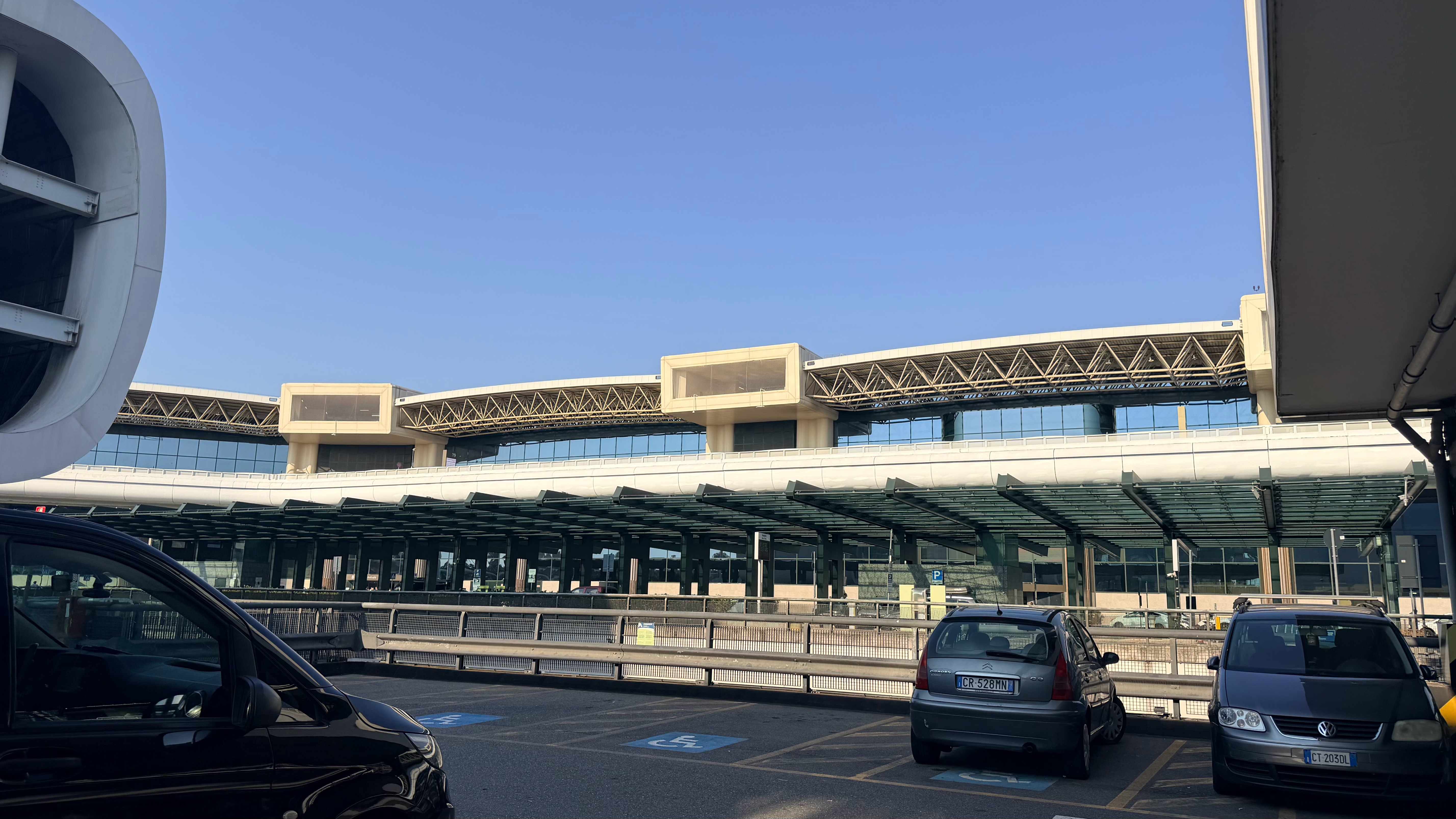 落地米兰打经济型uber，来了辆E级旅行司机大哥很有型很绅士意大利初印象：好！ 