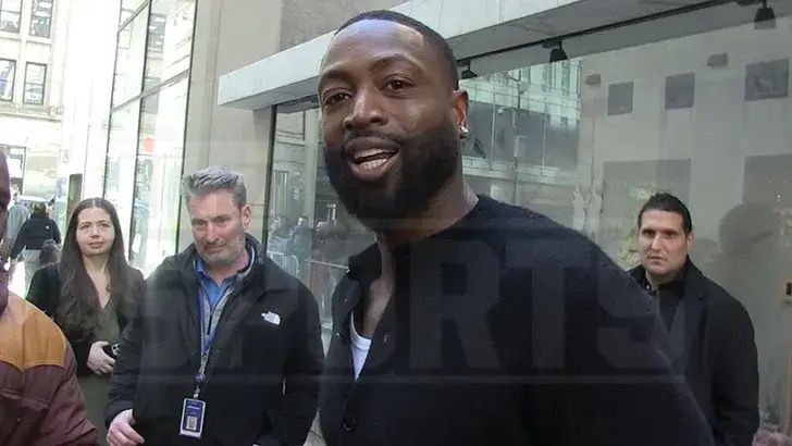 热火是否会为詹姆斯立雕像？韦德：他值得在NBA大楼前立一座！近日，前NBA巨星德