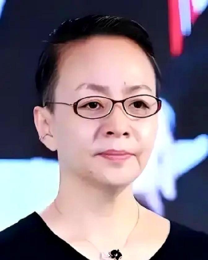 宋丹丹点开章子怡的头像，按下删除键，两人彻底断了联系。

两个月后的慈善晚会，主