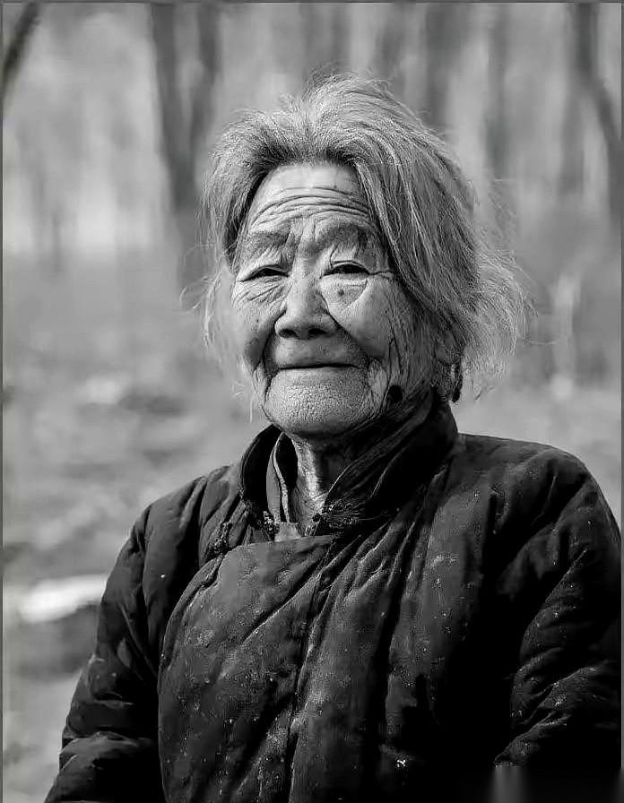 亲妈就坐在老屋门槛上，满头白发，慢悠悠地搓着麻线。
他走上前，死死咬着牙，把那句