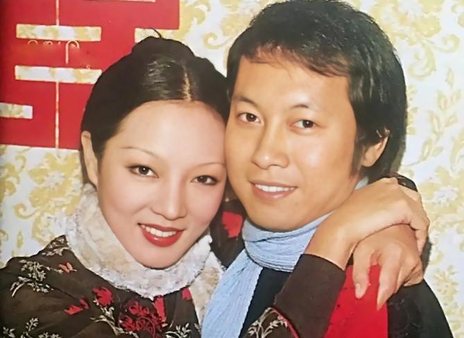 1971年，香港女作家亦舒，听见老公岳华提到他的前女友郑佩佩三个字时，拿起剪刀直