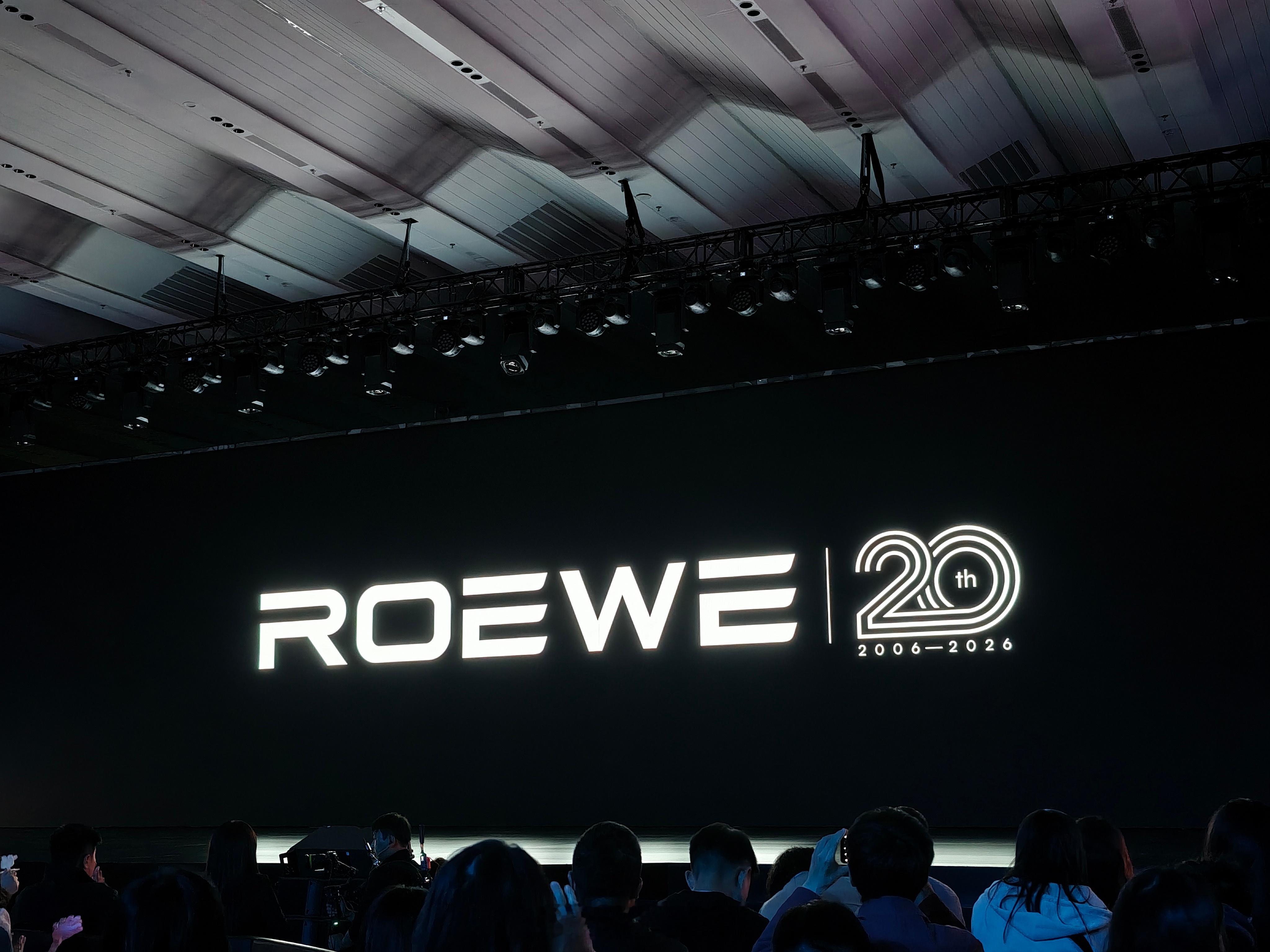 荣威品牌之夜今天在现场见证了荣威×火山引擎的"第一家"发布会。不是"AI上车"，