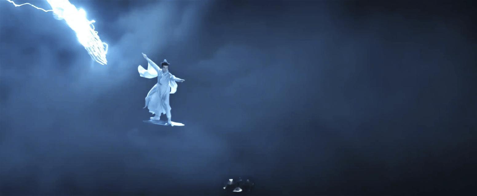 龚俊新剧一伞多用这伞也太实用了，既能遮阳，做装饰品，也可以变成兵器，龚俊新剧一伞