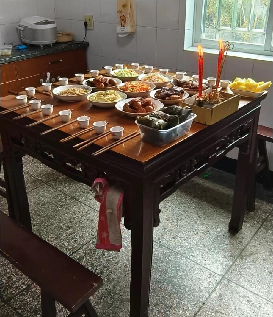 我们杭嘉湖地区清明节尚飨区别于其他地区的几个地方:
1、祭祖的供品里面基本会有粽