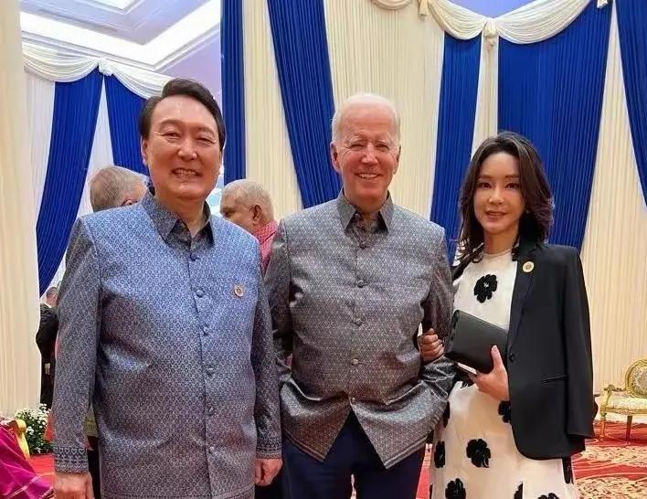 ​昔日的韩国总统尹锡悦风光无限，与他的妻子金建希和拜登总统亲密无间的照片，让人看