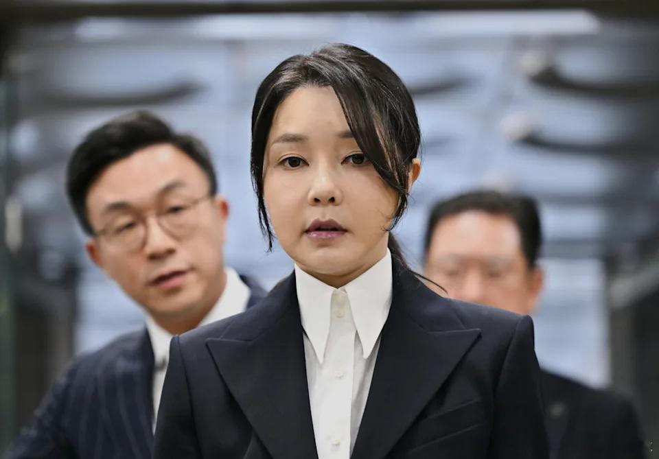 韩国首尔（美联社）——韩国首尔中央地方法院于周二下令逮捕前总统尹锡悦的妻子金根熙