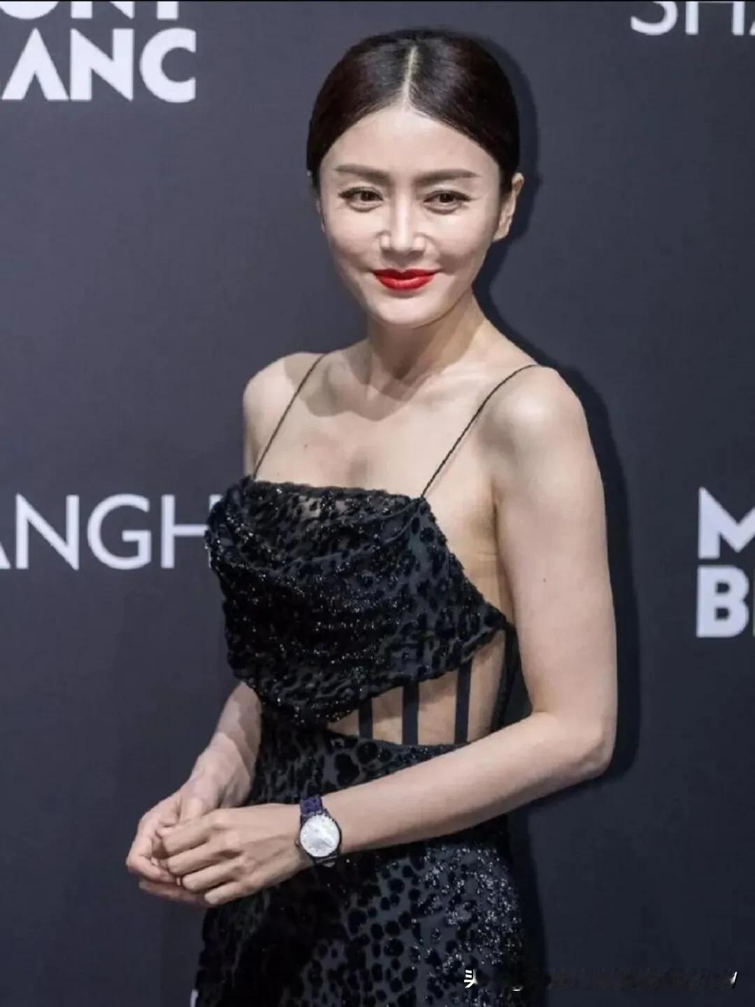 都是滤镜罢了，哪有什么真的冻龄❗❓能做到比同龄人好就很OK了，广大网友就别自己骗