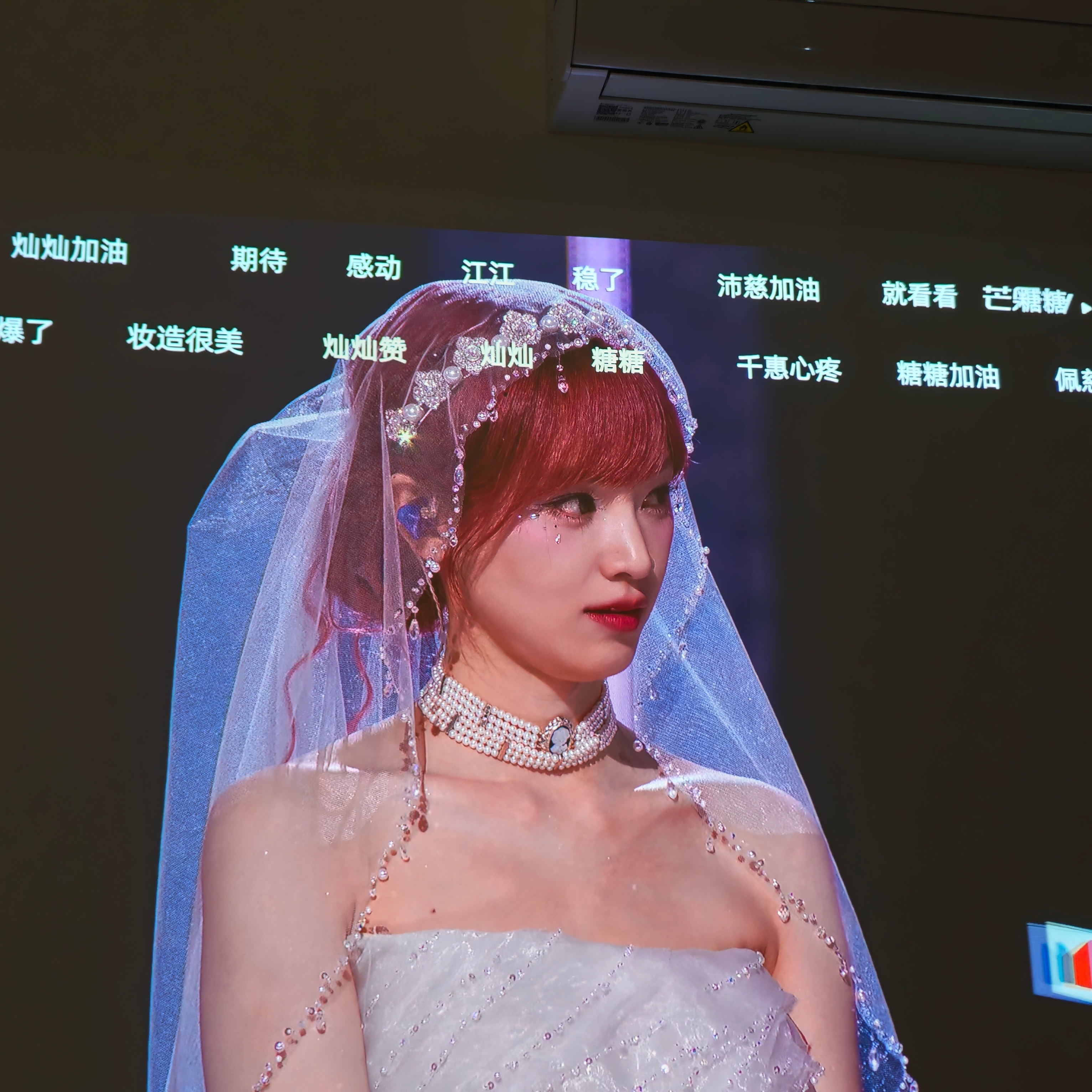 浪姐直播假小子一样的黄灿灿突然穿上婚纱唱「雪人」，敏感又细腻，好美。唐艺昕唱歌都