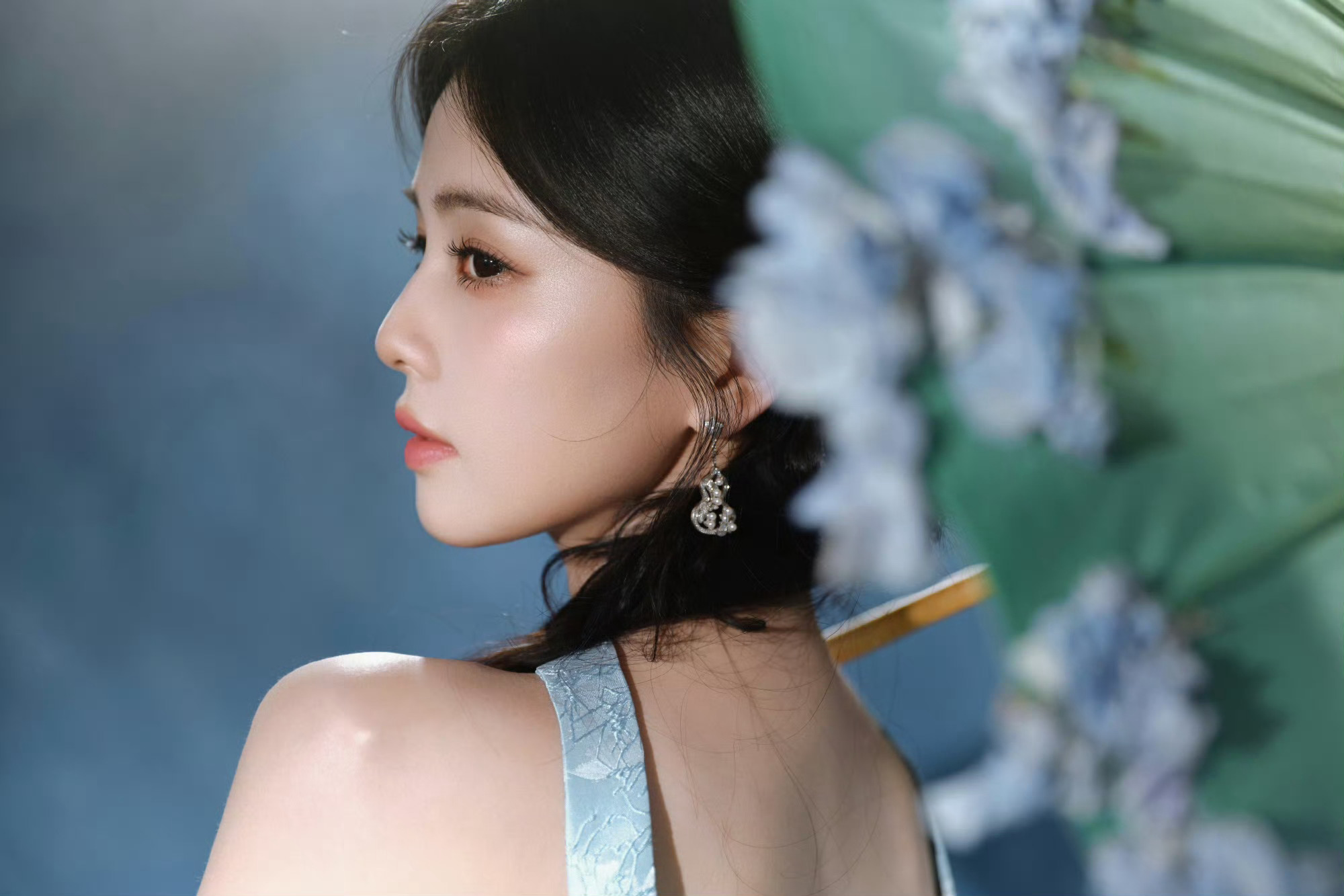 白鹿新中式刺绣裙“釉色渲染仕女图韵味被私藏而你嫣然的一笑如含苞待放”刺绣裙纹样细