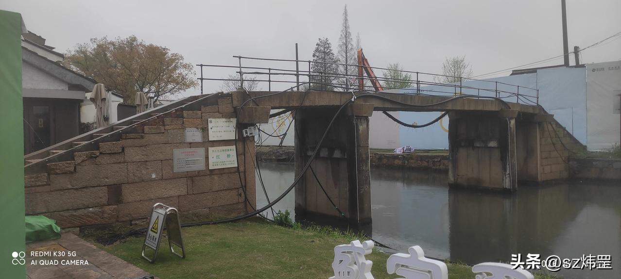 （原创）雨中红桥
一周前，朋友约了去盛家厍逛逛。
昨天下雨，不知能否成行，电话联