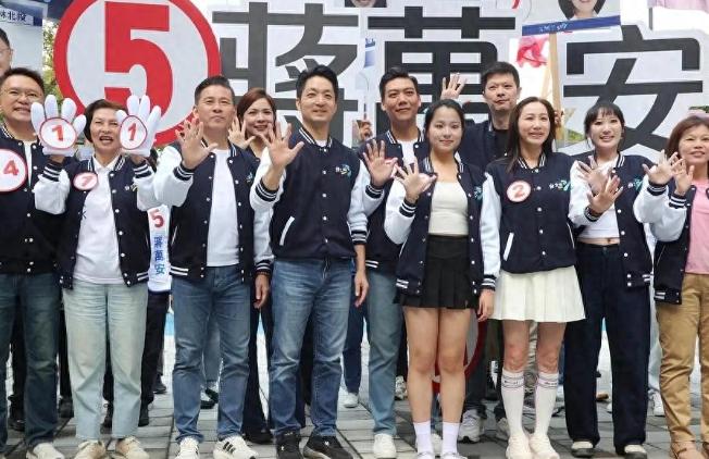 蒋万安出来回应了！蒋万安声称，要求说我是中国人，是一种"压迫"！10月26日，有