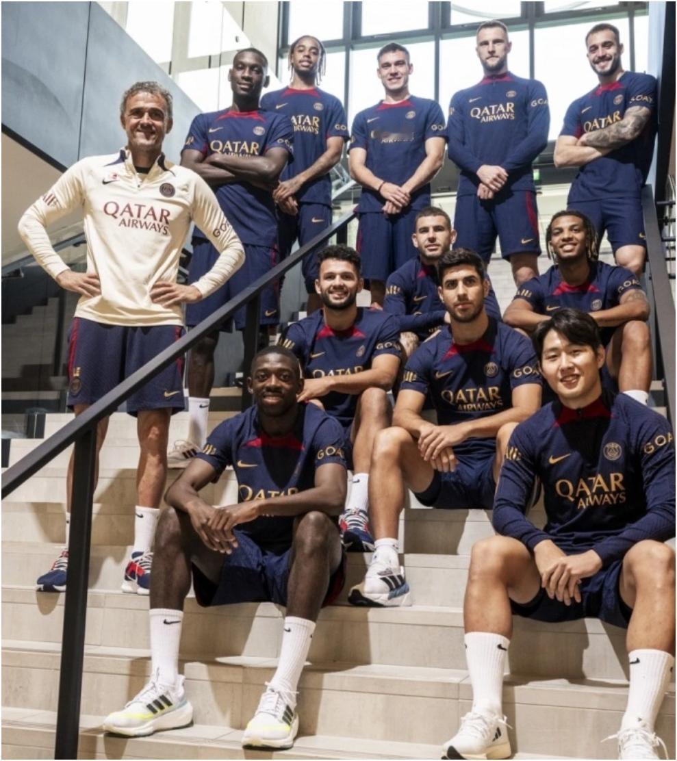 大巴黎2025年获得六冠王。
1月法国超级杯决赛，大巴黎1-0摩纳哥✔。
4月法