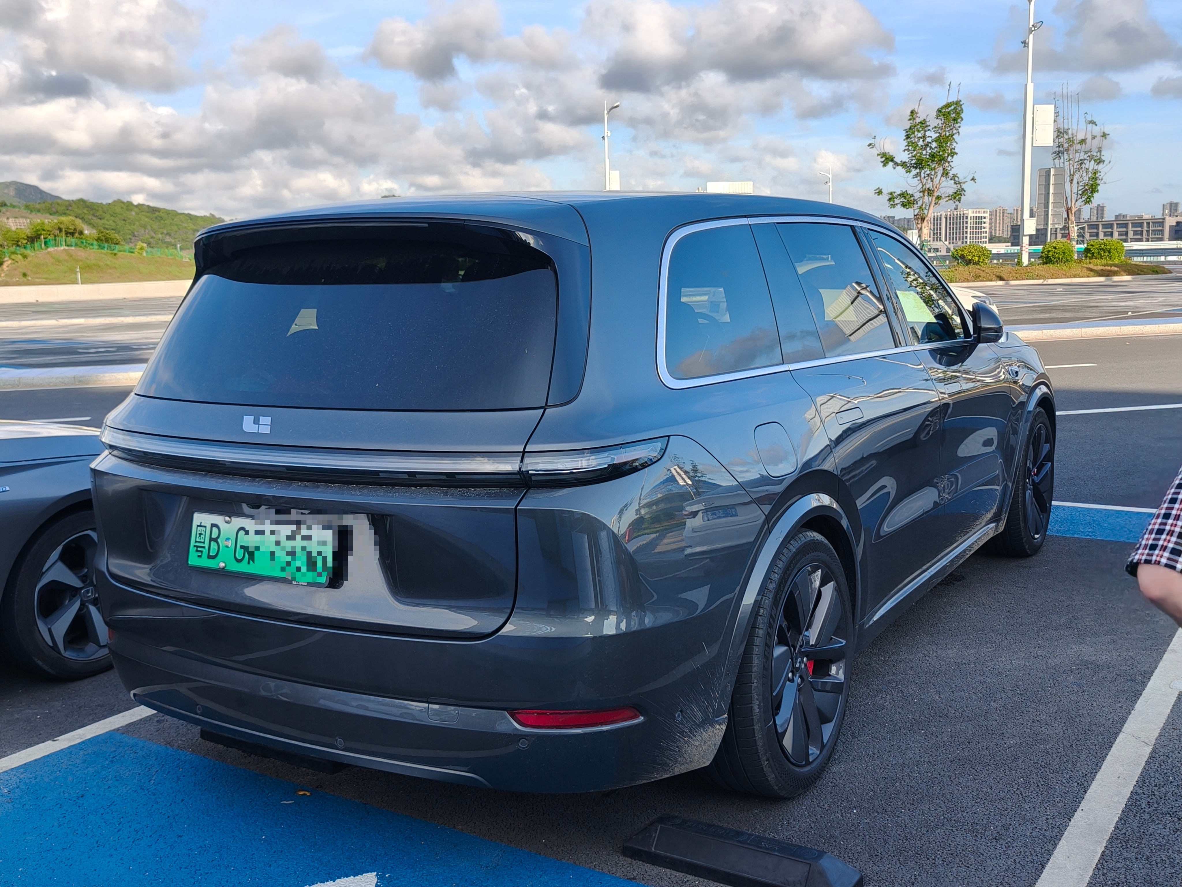 前段时间跟一位 2023 年第一版 L9 Pro 的车主交流，他是一家公司的老板