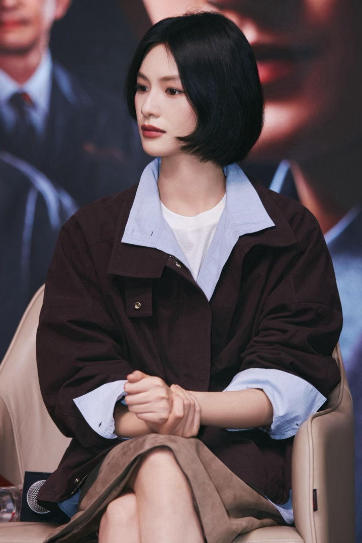 交锋里的邱天美得像旧杂志封面邱天交锋还原真正的Y2K 以前觉得“旧杂志封面”这个