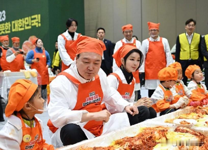 金建希所在拘留所伙食太过丰盛引发韩国民众不满！我靠吃泡面过活，尹锡悦夫妇却比守法