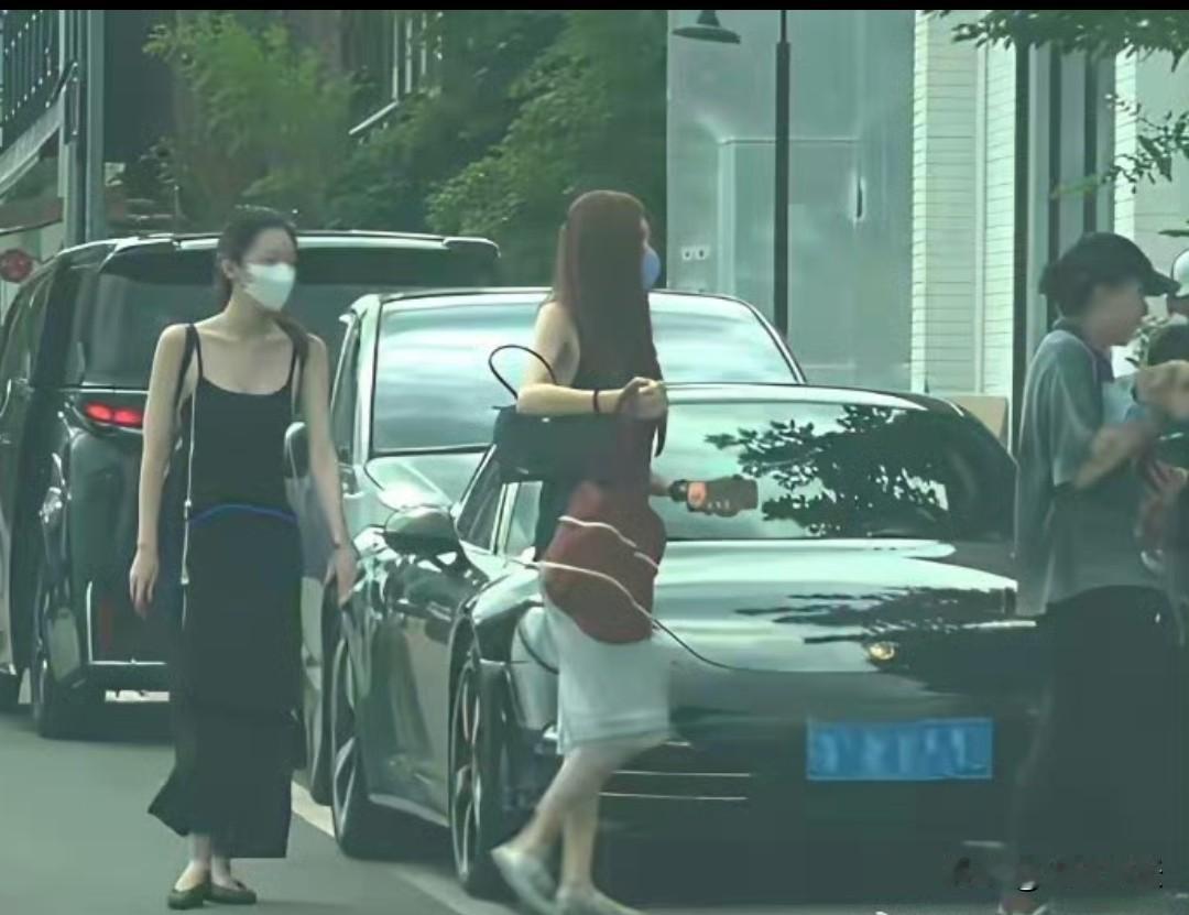 近日，有媒体拍到李嫣和窦靖童宋妍霏一起逛街的场景。
窦靖童抱着小狗戴着棒球帽，宋