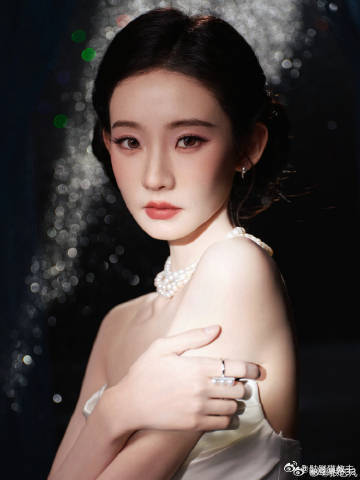 张艺凡在线等一个建议 张艺凡的流苏帽在红毯上给人带来了惊艳的第一印象，成为她独特