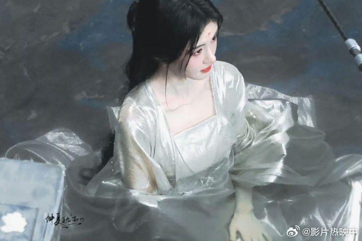 鞠婧祎陈都灵水戏 出水镜头直接封神现场💥鞠婧祎破碎感拉满，陈都灵气质绝尘，两位