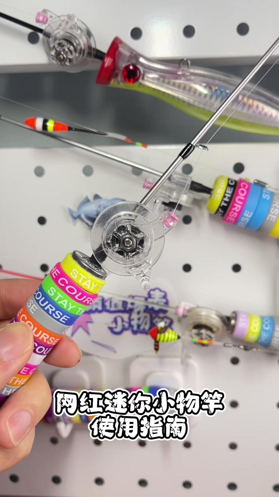 1️⃣面对鱼轮，向左旋转数圈即可拉出鱼线，坐钓。
2️⃣面对鱼轮，向右旋转即可锁