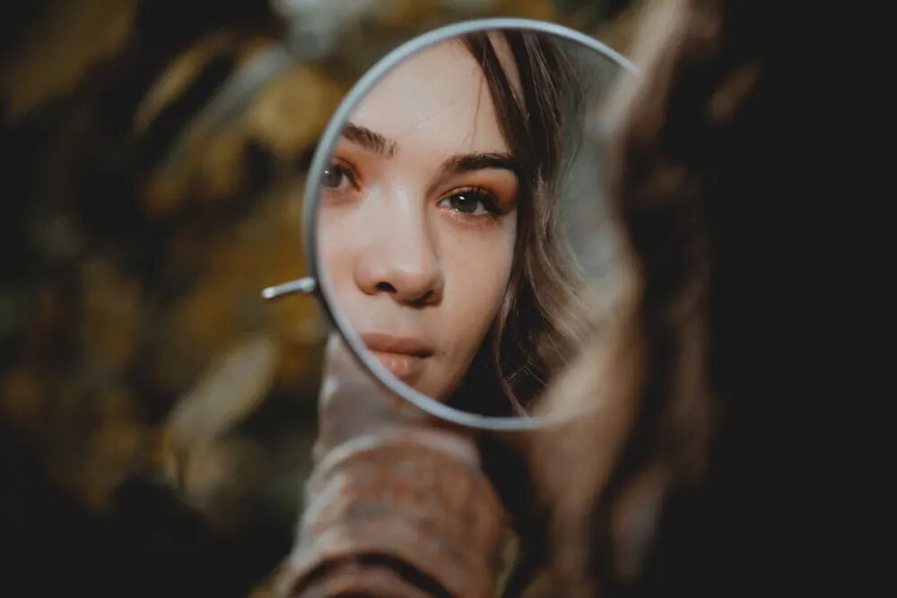 当你真正开始研究别人以后，最后常常首先看见的是自己。为什么我总是相信某一类人？为
