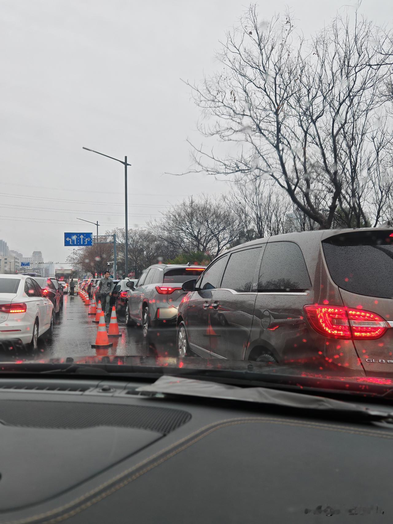看看人家胖东来，
就一个超市，
都是从外省来的车，
还挤不进去，
怎么就能做的这