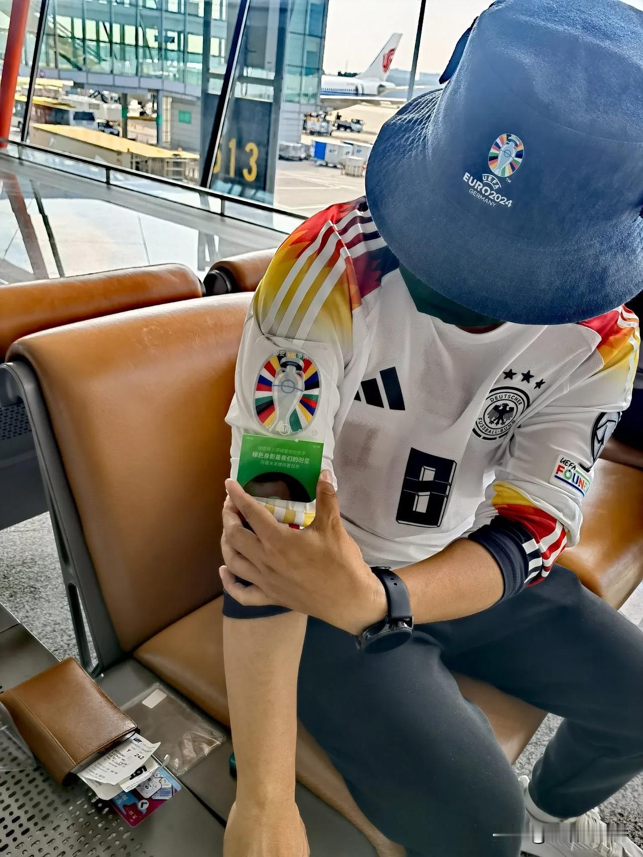 欧洲杯，我来了，波兰转机，碰见两名克罗地亚球迷。#来了欧洲杯# #开启欧洲杯之旅