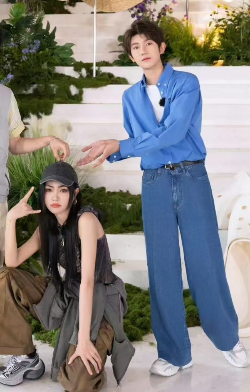 #谢可寅回复王源# 好一个梦幻联动！王源说来听谢可寅新歌吧，谢可寅的回复：王总格