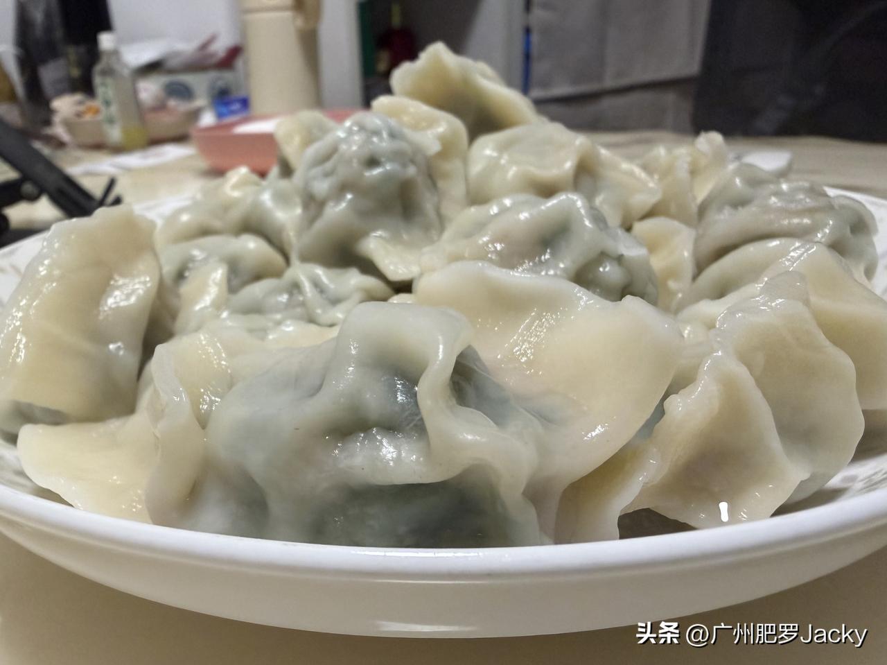 人间百味，不如饺子一嘴，皮是碳水的温柔，馅是肉菜的放纵，一口下去，烦恼半消，体重