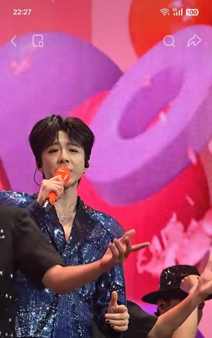 顶刘到底多大年纪呀？头上的抬头纹好明显。 