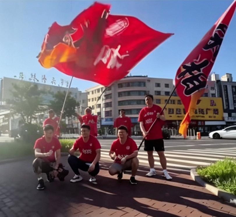 今年湘超开踢以来，徒步去看球、给家乡球队加油，慢慢成了湘超一道很特别的风景线。