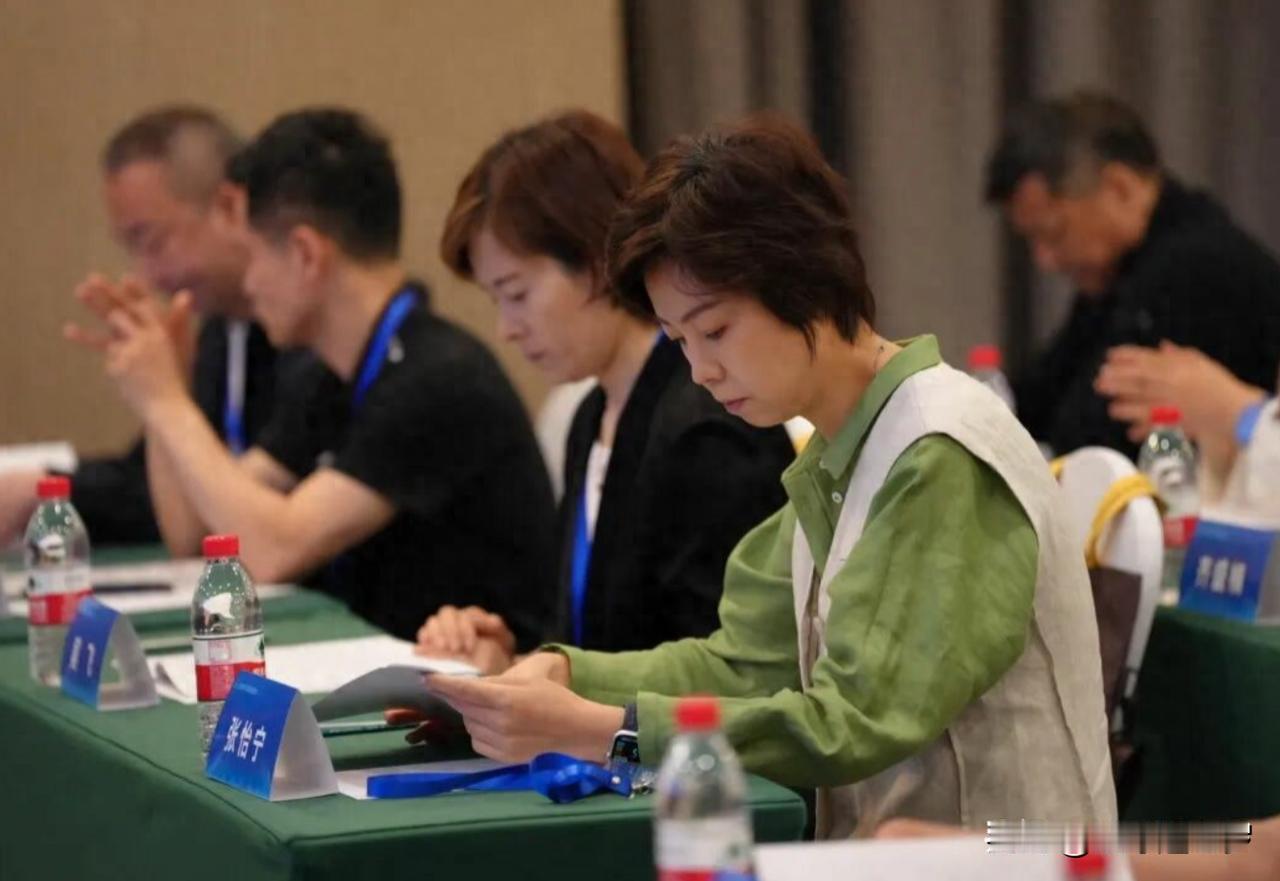 张怡宁当选北京乒协理事，一个拿过大满贯的运动员回到专业位置上，可很多人一写她，笔