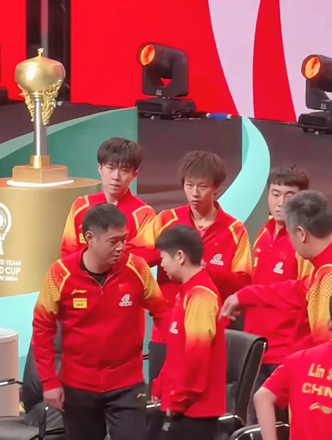 成都混团世界杯赛场，出现超萌场景！李隼教练拉着莎莎的衣服，让她与邱贻可换座。只见