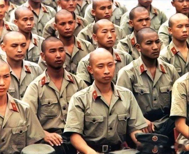 1984年，老山轮战中即将开赴战场的突击队员们，照片中，这些年轻的战士们眉宇间透