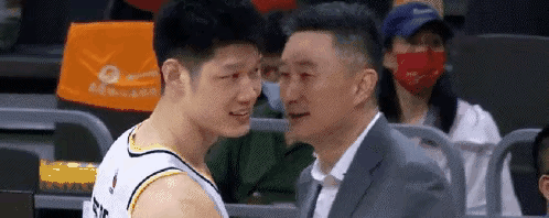 胡金秋早晚是广东宏远的人！
胡金秋与杜锋是老乡，其实这不重要，重要的是，杜锋要在