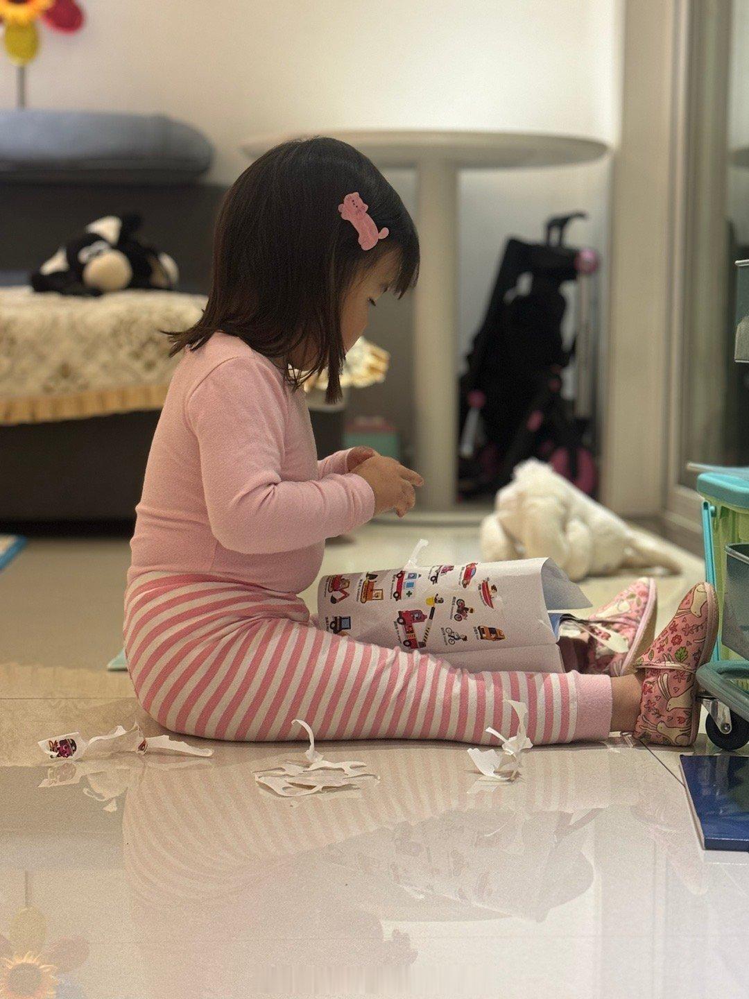 洗完澡出来，看见孩子坐地上。这小孩肚子和腿……就这她爸还说她只是肚子大，四肢不胖
