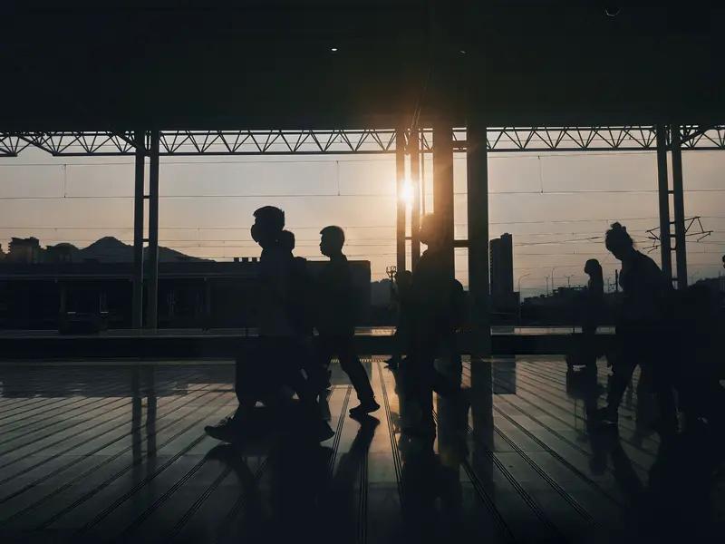 “人生本过客，得失皆随缘”这话太有道理了。我们就像人生这场旅程的过客，赤条条来，