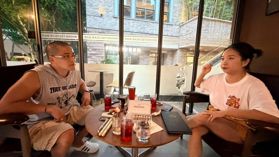 tony 兄弟和小曼 er这俩休斯顿人诠释了德州人民的彪悍昨天我看他俩喝酒，喝鸡
