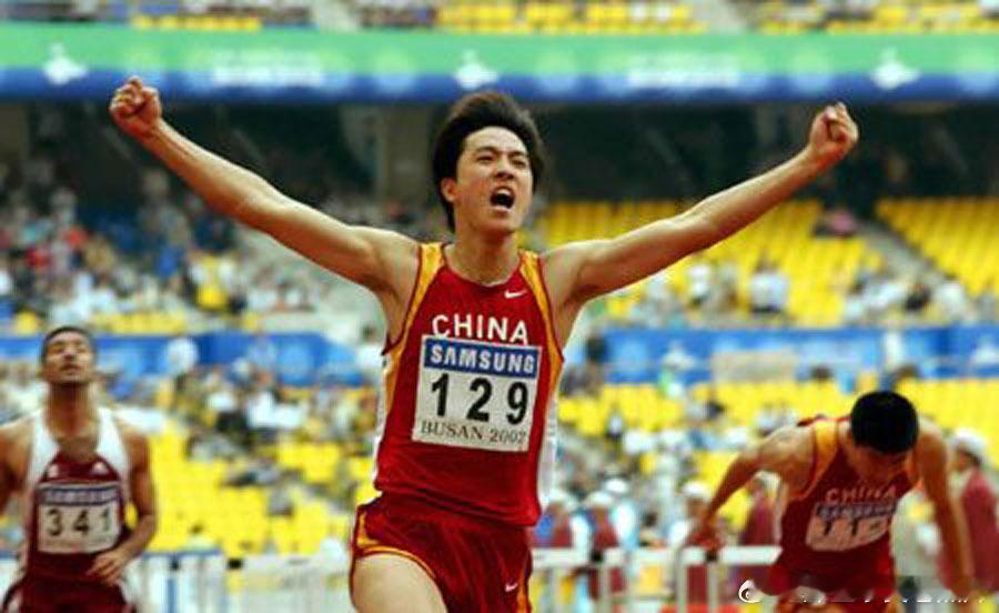 2002年釜山亚运会比赛的刘翔，在这场决赛中，年仅19岁的刘翔以13秒27的成绩