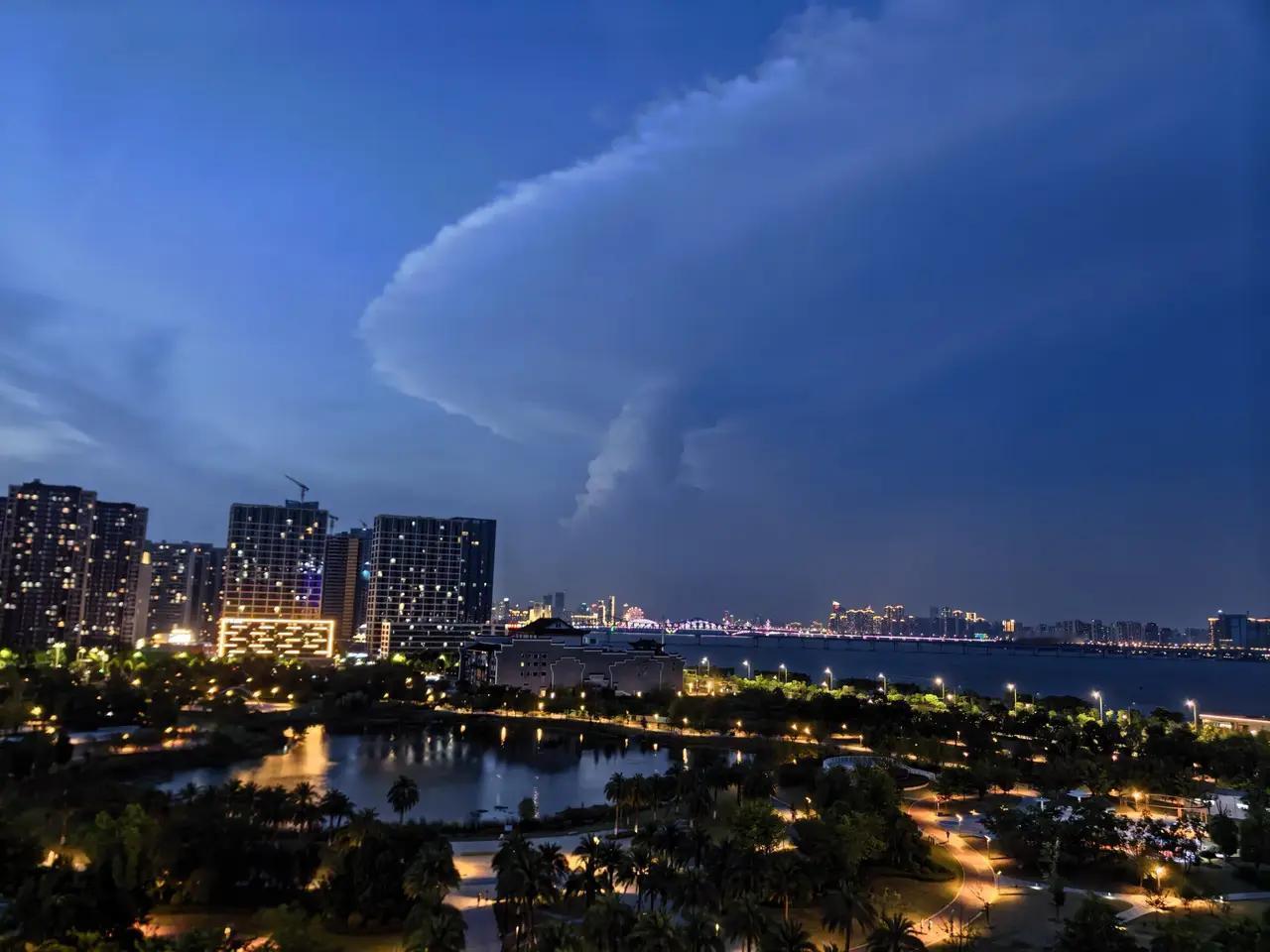 南昌市不临海岸，却拥万顷碧波，有着海一般的辽阔！
中国最大淡水湖鄱阳湖与之相依，