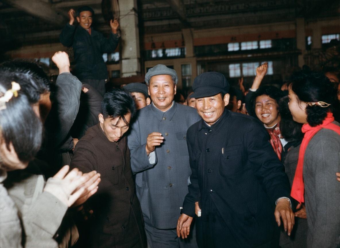 1958年3月5日，毛泽东主席视察成都量具刃具厂时，与车间工人亲切互动的珍贵瞬间