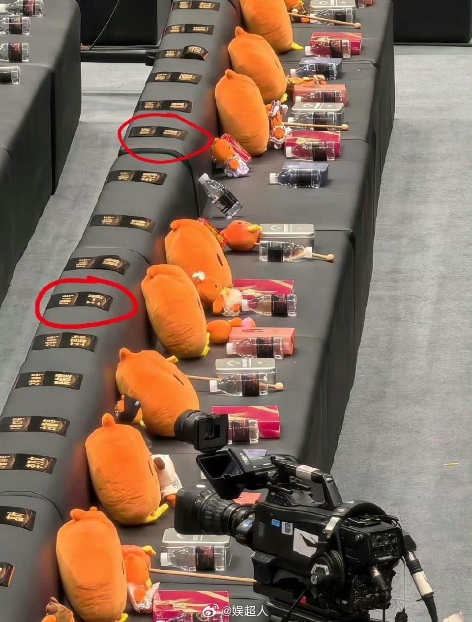 肖战王一博隔了三个人肖战王一博座位隔了三个人 微博之夜座位图来了！肖战王一博中间