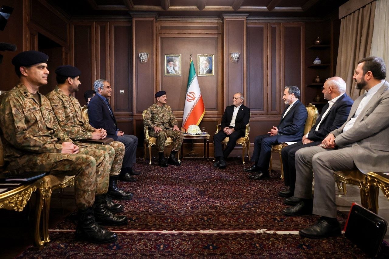 巴基斯坦陆军参谋长阿西姆·穆尼尔在德黑兰与伊朗总统马苏德·佩泽什基安举行了会晤。