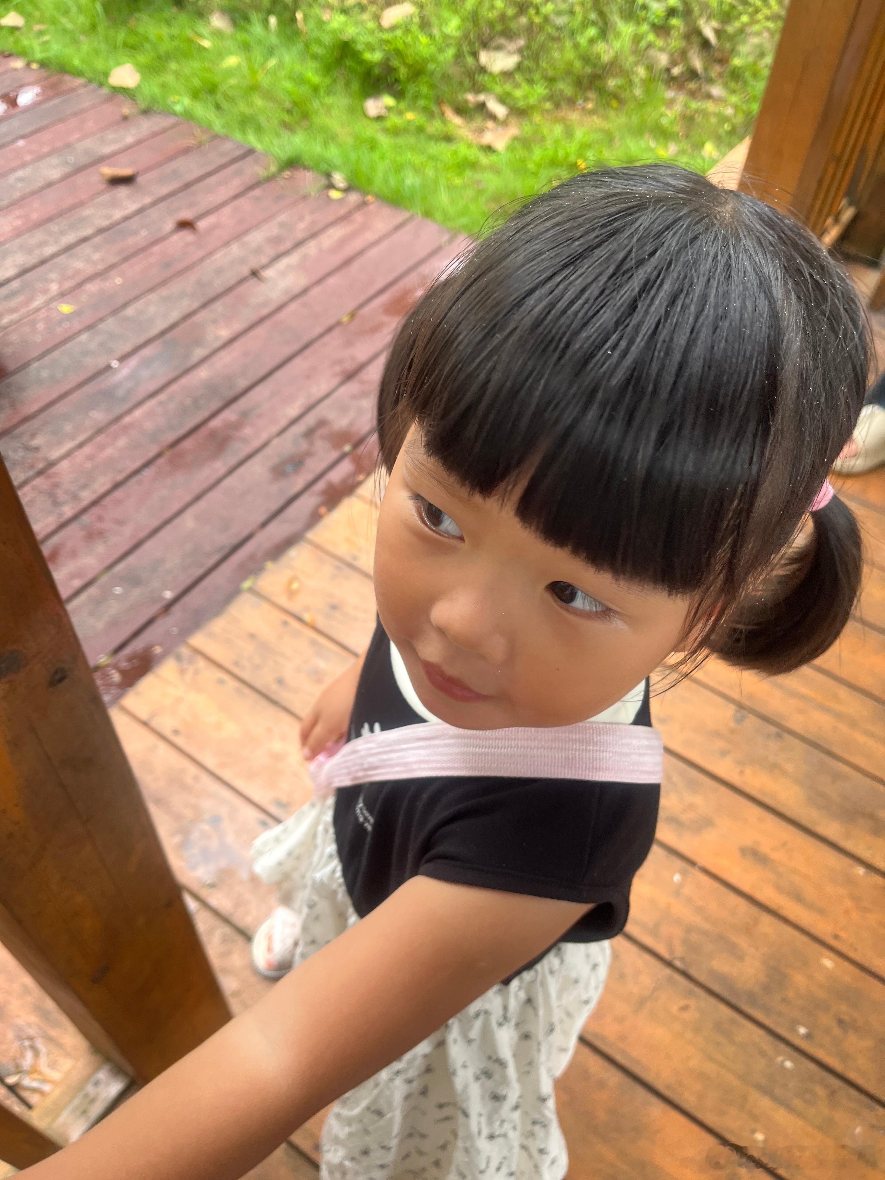 喂完鸭子，在等雨停。任重宣布孙骁骁怀孕